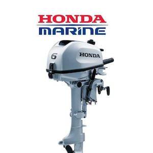 Puede incluir: Un motor fueraborda Honda de 6 caballos de potencia plateado con una manija negra y un logotipo Honda blanco.