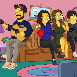 Könnte beinhalten: Eine Gruppe von vier Freunden sitzt auf einem Sofa. Eine Person spielt eine Akustikgitarre, eine andere hält ein Mikrofon und eine andere hält einen Basketball. Ein Hund sitzt auf dem Sofa neben der Person, die Gitarre spielt. Das Sofa ist braun und hat einen rosa-blauen Teppich davor.