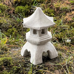 Japanese Pagoda Lantern Concrete Asian Statue Stone Garden Pagoda Concrete Zen Backyard Decoration Oriental Lantern Sculpture Handmade Decor
