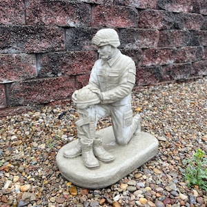 Stone Soldier Statue Memorial Grave Decoration Concrete Military Sculpture Outdoor Lawn Ornament Solid Rock Handmade Statuary Yard Art Decor