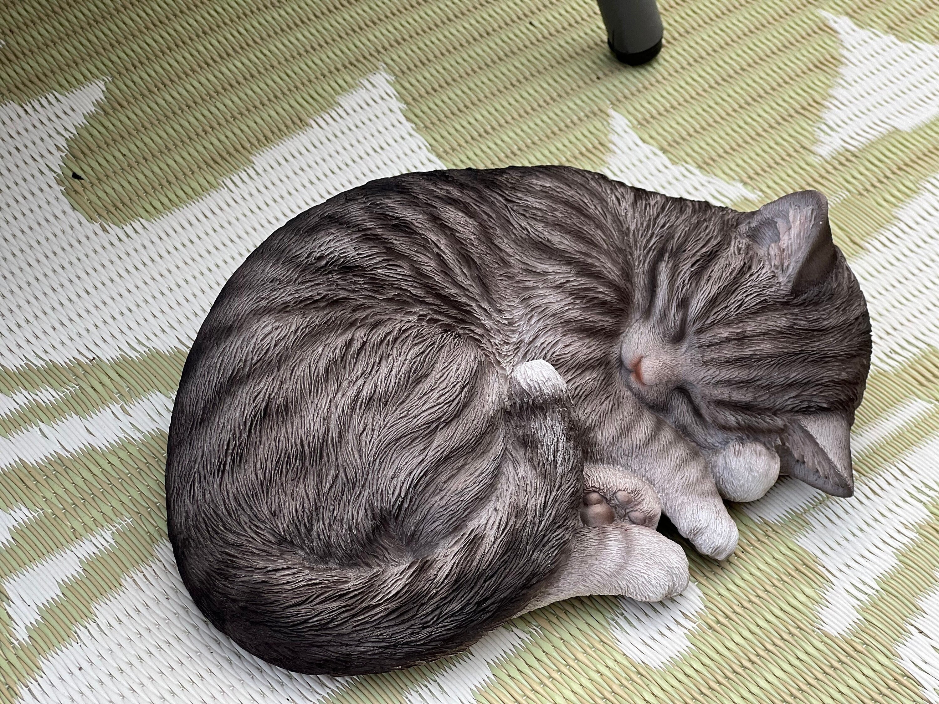 Garden Cat Statue Resin Sleeping Cat Figurine Realistic Sleeping Cat Outdoor Pet Memorial Decor Kitty Figure Yard Art Ornament