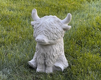 Concrete Highland Cow Statue Sitting Bull Garden Decor Outdoor Sculpture Heavy Duty Yard Ornament