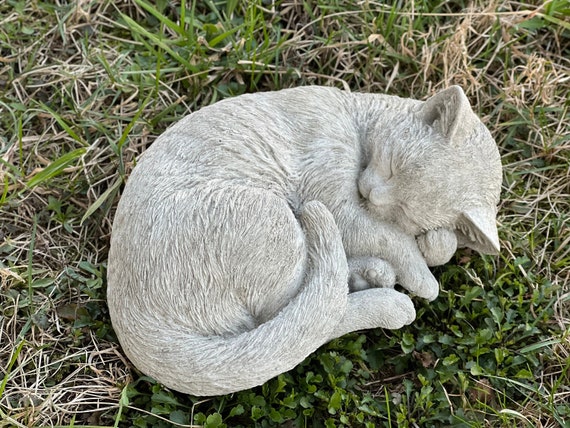 Garden Cat Statue Concrete Sleeping Cat Figurine Stone Realistic Sleeping Cat Outdoor Sleeping Pet Memorial Decor Handmade Kitty Figure