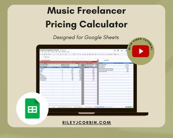Könnte beinhalten: Ein Laptop-Computer, auf dem eine Google Sheets-Tabelle mit dem Titel "Beispiel für die Aufschlüsselung der Preise" angezeigt wird. Die Tabelle ist ein Preisrechner für freiberufliche Musiker. Der Text "Music Freelancer Pricing Calculator" wird über dem Laptop angezeigt. Der Text "Designed for Google Sheets" wird unter dem Laptop angezeigt. Ein rotes und weißes Video-Tutorial-Symbol mit einem Wiedergabesymbol wird in der oberen rechten Ecke des Bildes angezeigt. Der Text "WITH VIDEO TUTORIAL" wird um das Symbol herum angezeigt. Der Text "RILEYJCORBIN.COM" wird unter dem Laptop angezeigt.