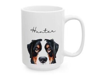 Peut inclure: Une tasse en céramique blanche avec une illustration en noir et blanc du visage d'un chien de montagne bernois. Le nom du chien, "Hunter", est écrit en cursive noire sur la tasse.