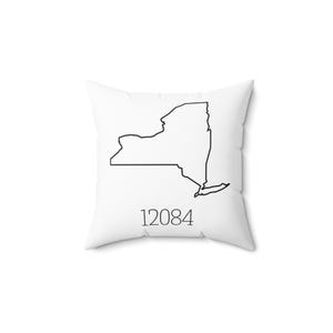 Puede incluir: Almohada blanca con un contorno negro del estado de Nueva York y el número 12084 impreso debajo.