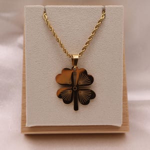 Four Leaf Clover Necklace, 4 Leaf Clover Necklace, Tiny Clover Pendant, Lucky Clover Necklace, Elegant Flower Necklace