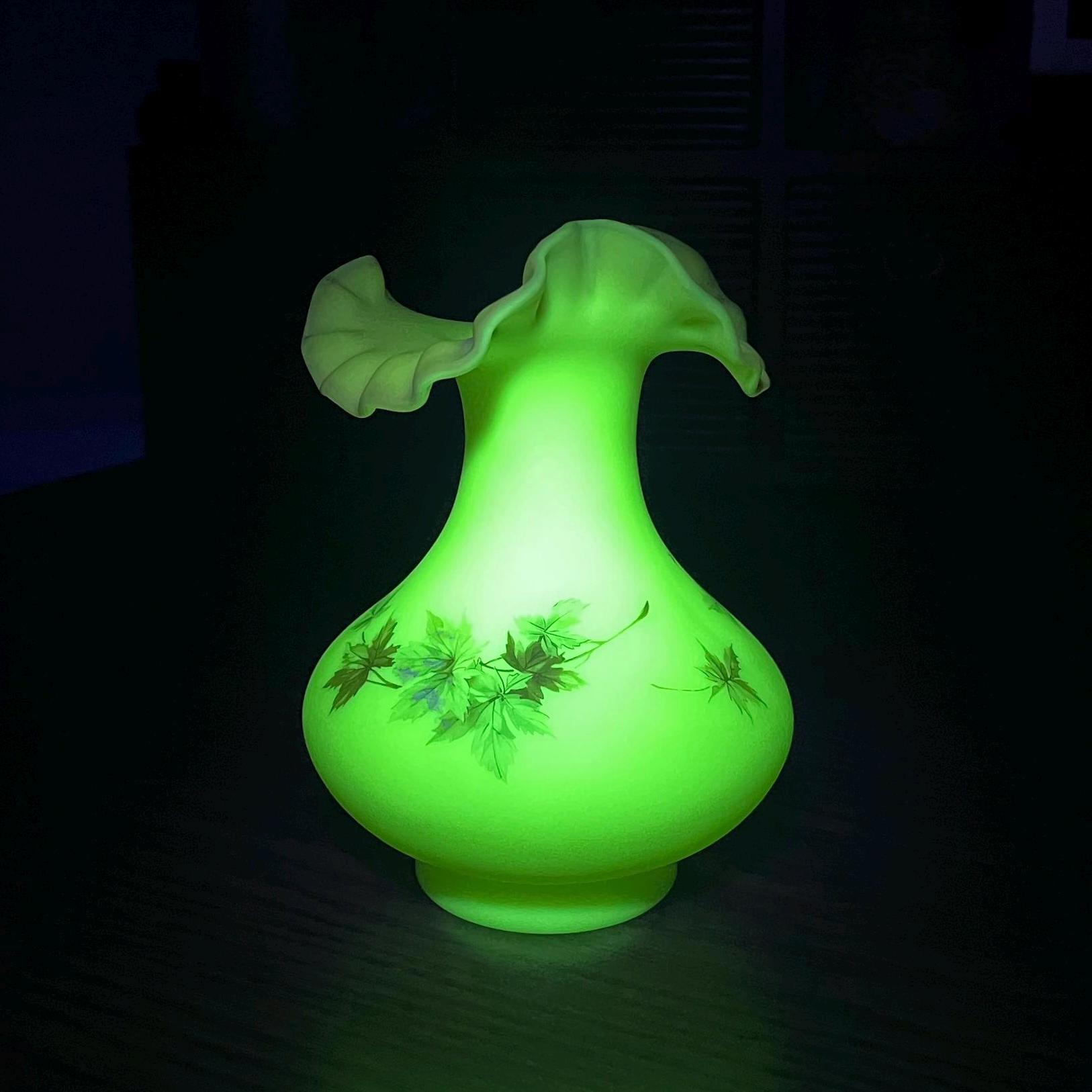 フェントン 7.25インチ ビルマ産ウランガラス花瓶 - Etsy 日本