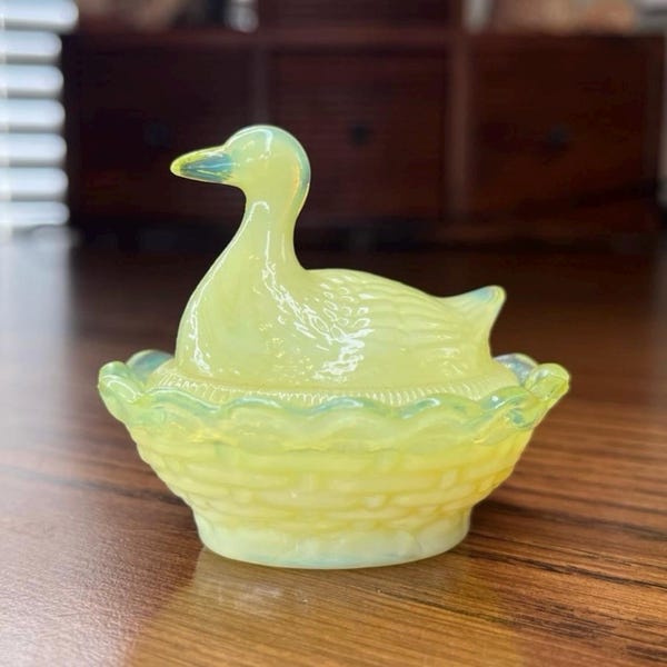 Boyd Glass Vintage Primrose Duck On Nest Lyser