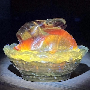 Rubina Slag Glass Hase auf Nest Glows