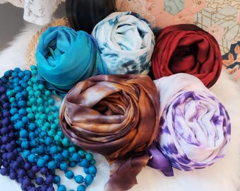 Bufanda larga de seda 100 % morera, color morado salvia ombré, teñida y tejida a mano.