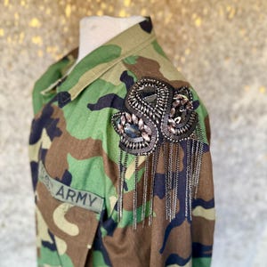 Chaqueta de camuflaje de bosque reciclada con adornos: camisa militar renovada