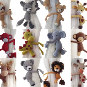 Könnte beinhalten: Eine Sammlung gehäkelter Tier-Vorhangbinder in verschiedenen Farben und Designs, darunter ein Fuchs, eine Giraffe, ein Bär, ein Affe, ein Dinosaurier, ein Elefant, ein Rentier, ein Löwe und ein Bär.