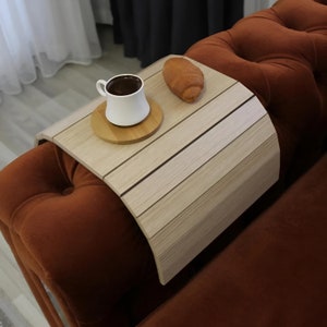 Mesa de centro portátil con reposabrazos para sofá: superficie ancha, diseño natural y funcional