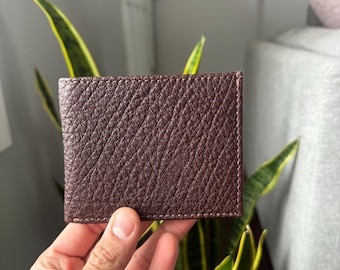 Portefeuille à deux volets en cuir de bison cousu main : étui à cartes élégant pour une touche de raffinement au quotidien, cadeau pour lui