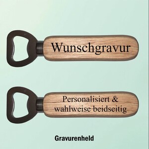 Puede incluir: Un abridor de botellas de madera con un abridor de metal. El mango de madera está grabado con el texto "Wunschgravur" y "Personalisiert & wahlweise beidseitig".