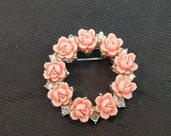 Couronne de fleurs vintage, roses corail sculptées et strass aurora, broche argentée