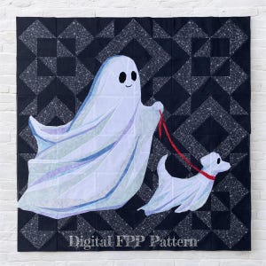 Può includere: Un arazzo trapuntato raffigurante un fantasma amichevole che porta a spasso un cane, entrambi bianchi. Il fantasma tiene un guinzaglio rosso. Lo sfondo è nero con un motivo geometrico. Il testo "Digital FPP Pattern" è in basso.