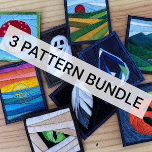 Peut inclure: Une collection de patchs en tissu rectangulaires présentant divers motifs assemblés, notamment une grange rouge, un coucher de soleil, un œil de momie et des formes abstraites. Les patchs sont disposés en groupe avec le texte 3 PATTERN BUNDLE en diagonale.