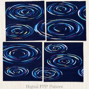 Könnte beinhalten: Vier quadratische Stoff-Quiltblöcke mit konzentrischen kreisförmigen Wellenmustern in Dunkelblau, Hellblau und Weiß, mit kleinen Akzenten in Lila und Gelb. Der Text Digital FPP Pattern ist unten in der Mitte aufgedruckt.