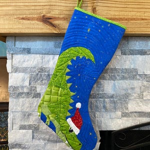 Gewatteerde kerstsokpatroon T-Rexmas dinosaurus FPP: foundation paperpiecing, zomerse sneeuw