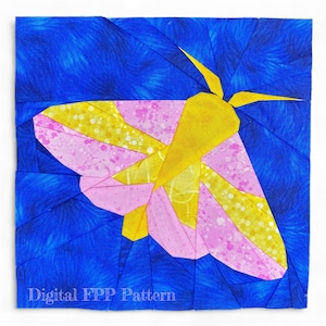 Może przedstawiać: Kolorowy kwadrat materiału z geometrycznym wzorem ćmy. Ćma ma różowe i żółte skrzydła na niebieskim tle. Tekst "Digital FPP Pattern" znajduje się na dole. To jest blok do pikowania.
