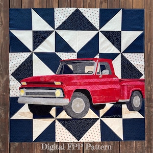 Op de afbeelding: Een rode pick-up truck quilt met een geometrisch patroon van blauwe, witte en marineblauwe driehoeken. De quilt heeft een gedetailleerde afbeelding van een klassieke rode truck. De tekst "Digital FPP Pattern" staat onderaan.