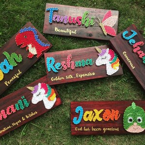 Cartello personalizzato con nome realizzato con fili / Decorazione per cameretta con dinosauri, unicorni e fiori