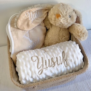 Coffret personnalisé en broderie - Coffret cadeau bébé personnalisé - Doudou lapin brodé - Couverture brodé - Cape de bain brodé - Broderie
