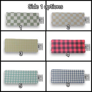 Puede incluir: Seis muestras de tela rectangulares etiquetadas como Side 1 options, numeradas del 1 al 6. La muestra 1 es de cuadros verde salvia, 2 de cuadros beige, 3 de vichy amarillo, 4 de cuadros rojo y negro, 5 de vichy azul claro y 6 de vichy azul marino.
