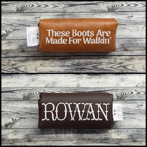 Funda personalizada para barra de pie zambo, reversible en cuero caramelo y marrón + diseño bordado "Estas botas están hechas para caminar" + nombre