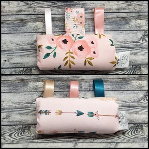 Capa de bar reversível com pé torto e flores rosas e flechas rosas + etiquetas de brincar