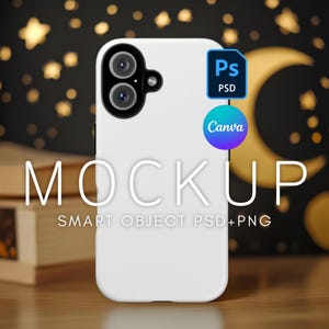 Puede incluir: Maqueta de teléfono inteligente blanco con una lente de cámara dual y el texto "MOCKUP SMART OBJECT PSD+PNG" sobre una superficie de madera con un fondo borroso de estrellas doradas.