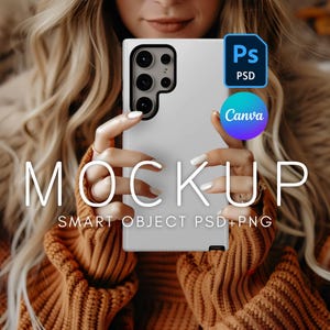 Può includere: Un mockup di smartphone bianco con un obiettivo della fotocamera nero e una custodia bianca. Il telefono è tenuto dalle mani di una persona. Il testo "MOCKUP" è scritto in lettere bianche su sfondo nero. Il testo "SMART OBJECT PSD+PNG" è scritto in lettere bianche su sfondo nero.