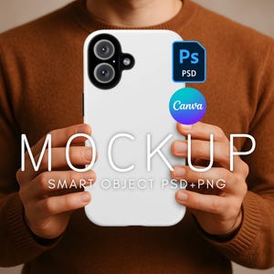 Puede incluir: Maqueta de funda de teléfono blanca con una lente de cámara doble y un fondo blanco. La funda está siendo sostenida por las manos de una persona. El texto "MOCKUP" está escrito en negro en la funda, y el texto "SMART OBJECT PSD+PNG" está escrito en negro debajo de la palabra "MOCKUP".