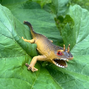 VINTAGE 1977 Imperial Toys Yellow LIZARD Retro Collectible Plastic Rubber Toy Collector Gift Figure Dinosaur 1970’s 70’s kid GenX Nostalgia