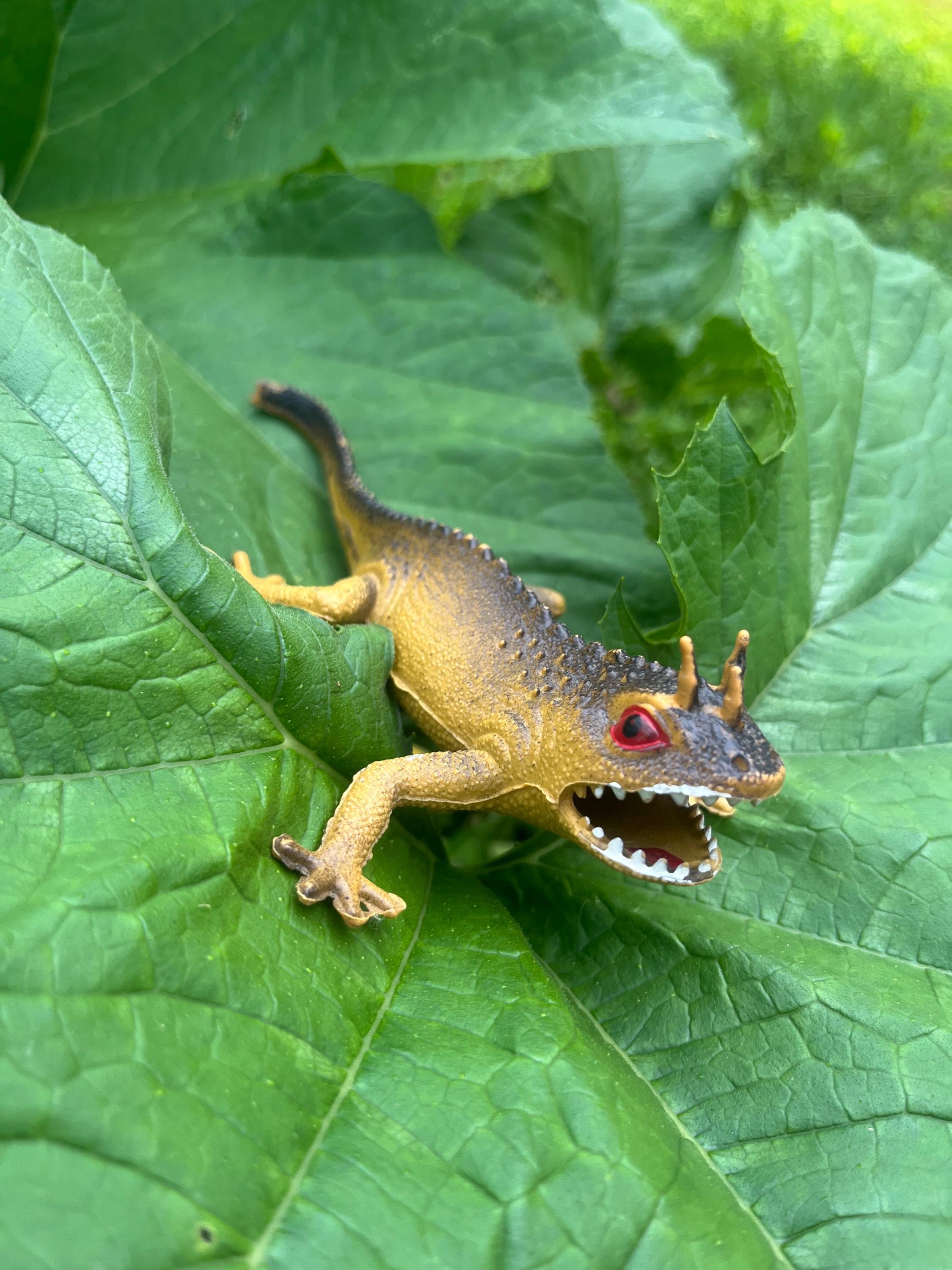 VINTAGE 1977 Imperial Toys Yellow LIZARD Retro Collectible Plastic