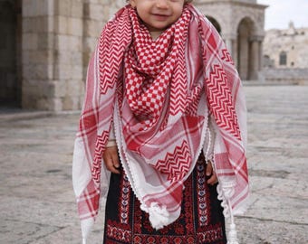 赤と白のパレスチナのクーフィーヤ スカーフ：伝統的なアラブの