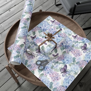 Hortensien-Geschenkpapier, Geschenkpapier mit blauem Küsten-Girly-Blumen-Schmetterling, schickes Geschenkpapier für den Preppy-Geburtstag, Geschenkpapier zum Muttertag