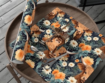 Cadeaupapier Highland Cow met bloemen, boerderijstijl