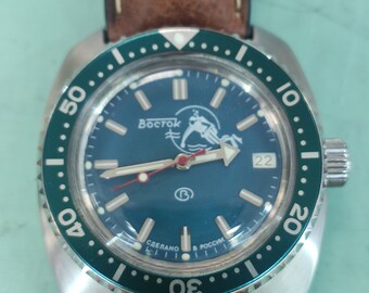 Vostok Amphibia 710059 automatisch horloge, Scuba Dude, blauwgroen bezel, kast van geborsteld roestvrij staal, gesigneerde kroon en bruinleren Geckota-band.