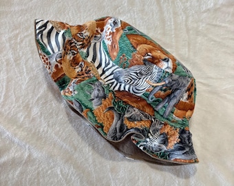 Gorro de pescador para bebé con diseño de animales del zoológico, de mezclilla reciclada y algodón reversible.