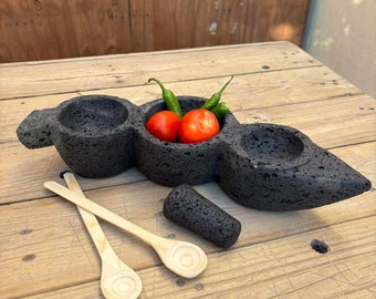 Salsera en forma de chícharo hecha en piedra volcánica