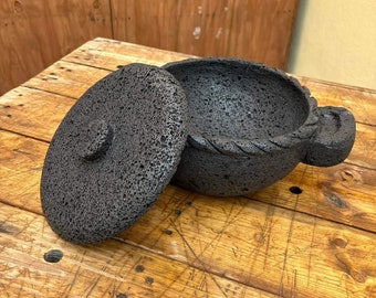 Cazuela hecha en piedra volcánica