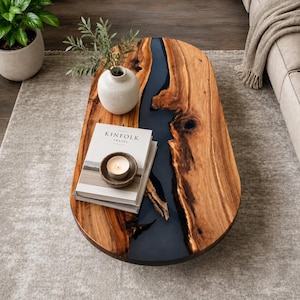 Handgefertigter Couchtisch aus Walnussholz mit Baumkante, Epoxidharz-Finish River Statement Furniture