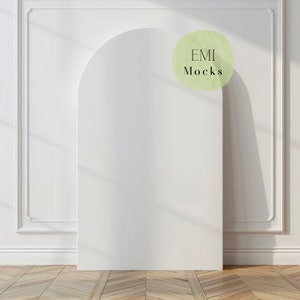 Peut inclure: Une maquette d'arche blanche dans une pièce aux murs blancs et au sol en bois. L'arche est une toile vierge pour la photographie de produits ou l'inspiration de design. Le texte "EMI Mocks" est visible dans le coin supérieur droit de l'image.