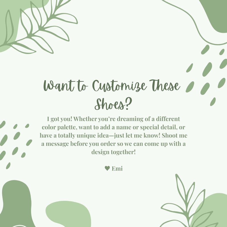 Puede incluir: Una tarjeta ilustrada verde y blanca con el texto "&iquest;Quieres personalizar estos zapatos?" y un mensaje sobre la personalizaci&oacute;n de zapatos. El texto dice: "&iexcl;Te tengo! Ya sea que sue&ntilde;es con una paleta de colores diferente, quieras agregar un nombre o un detalle especial, o tengas una idea totalmente &uacute;nica, h&aacute;zmelo saber. &iexcl;Env&iacute;ame un mensaje antes de ordenar para que podamos crear un dise&ntilde;o juntos!" La tarjeta est&aacute; firmada "Emi".