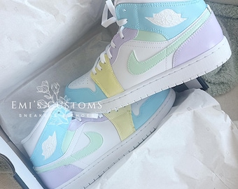 Baskets moyennes Nike Air Jordan 1 personnalisées - bleu pastel clair avec empiècements vert menthe, violet lavande et jaune beurre