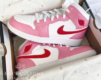 Zapatillas Nike Air Jordan 1 Mid personalizadas: rosa coral con logo en rojo frambuesa