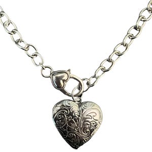 Collar con medallón en forma de corazón, grueso, de estilo vintage antiguo, de plata.